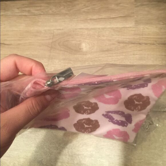🎉1 hr sale 🎉Cosmetic bag 👄👄👄💋💋💋 - Picture 3 of 5